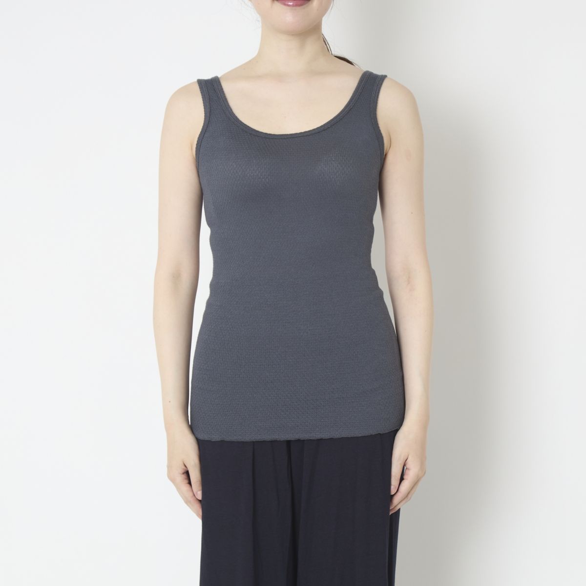 チャコールグレー